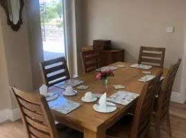 House Sleeps 6 with Garden and Parking