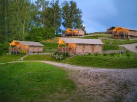 "Wioska Wakacyjna Glamila" Mazury, nad jeziorem, podgrzewany basen, Glamping i domki rodzinne, hotel in Sterławki Wielkie