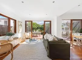 Private Manly Suite, Walk to Beach & Wharf