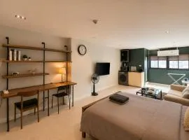 Central 1BR 50sqm Walk to BTS & Night Market