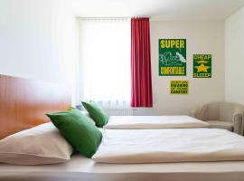 SLEEEP Hotel Sattledt، فندق في ساتيديت