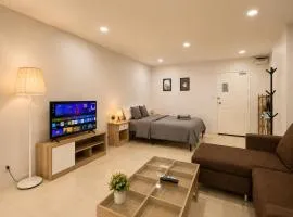 High-Rise 2BR 2Bath Near BTS Family Stay