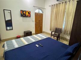 ROOMS Near Airport Gaharwar Homes, hotel v destinácii Dehradun Airport
