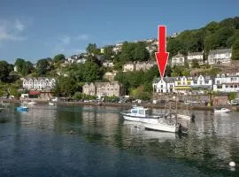 Large House in Looe, Near Beach and Bars with Great Views, Free Parking and Free Access to a Nearby Indoor Swimming Pool
