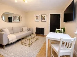 3 Bedroom Apartment In City Centre - Free Parking