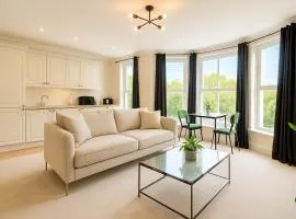 Central King Apartment - River View - Free Parking