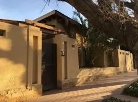 BERDINA habitación premium suite con patio de uvas,hidromasaje,kitchenette y cochera en un callejon privado del casco historico de Chacras de Coria