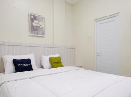 Urbanview Hotel Rumi Rooms Syariah Near RS Ortopedi Solo, ξενοδοχείο σε Lawean