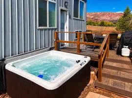 Hot Tub Under Desert Sky, Zion Tiny Home Getaway