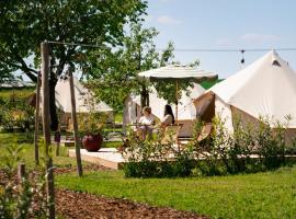 Hoeve de Binnenplaets - Cozy four glamping tent, viešbutis mieste Schimmert