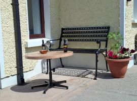 Coaches Corner - Modern Accessible Guest Suite - Sleeps 3 - Flexible Beds - Parking - Near Town, hotel v destinaci Castleblayney