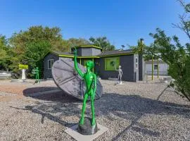 Alien-Crash-Site-Themed Retreat in Roswell