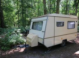 KULT DDR Wohnwagen am Ostseestrand – hotel w mieście Dranske