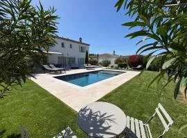 Golf de Pont Royal Villa les Micocouliers climatisée 4 chambres Piscine chauffée Parking