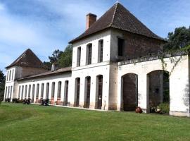 Château Neuf Le Désert, huoneisto kohteessa Le Pizou