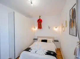 ChicStudio Full Kitchen AC Free Parking Popcorn