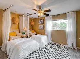 3 Min from Campus 2-bedroom condo with AC in central location College Station