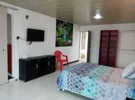 Amplia habitación con baño grande