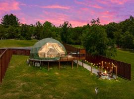 Luna Dome - Lakefront with Hot Tub, Wi-Fi, Sleeps 4, hôtel à Luray