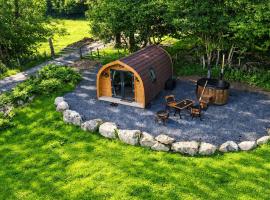 Luxury En-suite Mountain View Cabin with Hot Tub, hotel i Penmaenpool