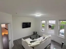 CONTRACTOR STAYS WELCOME newly refurbished 2 bedroom apartment sleeps 5 with free SECURE parking and WiFi Fully Fitted Kitchen with Washer Dryer Weekly bedding change and hoover Long Term Stay Rate available 3 miles from City Centre