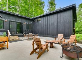 Explore Lakes & Beaches! Creekside Glen Arbor Home、グレンアーバーのホテル