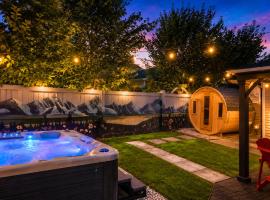 Nordic Spa Escape - Hot Tub - Fire Table - BBQ - Barrel Sauna, hotel en Edmonton