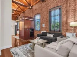 Jennifer's Historic Riverfront Loft Private Patio