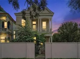 3BR 1BA PARISIAN, Gorgeous, FQ, Streetcar, Balcony sleeps 5