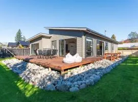 Riverstone Retreat - Turangi Holiday Home