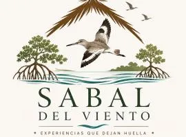 Refugio rodeado de manglar, aves, playa y mar