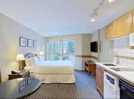 302 Well appointed Studio with Mountain and pool views by Elevate Vacations