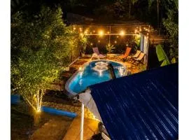 Spring house vista del bosque, rio a 12 minutos caminando piscina privada, aires acondicionado BBQ