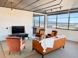 Sunny 3BR Petone Apt - Close to Shops Transit