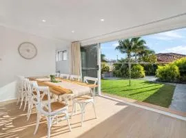 Coastal Palms - Recently Renovated Beachside Haven