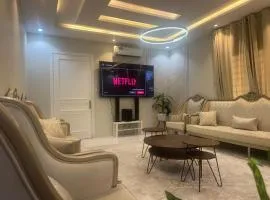 دور فخم كامل 6 غرف بحوش خاص ومدخل سيارة