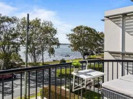 luxurious 3 bedroom apartment on Maroochydore River