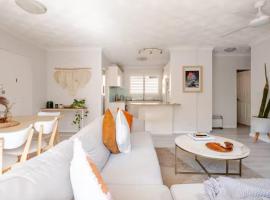 Lovley sunlit apartment walking distance to Cronulla mall and Cronulla Beach, khách sạn ở Cronulla