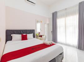 RedDoorz Syariah near Ciledug Station, хотел в Сиребон