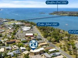 Bribie Escape, Top Floor Unit with Waterviews