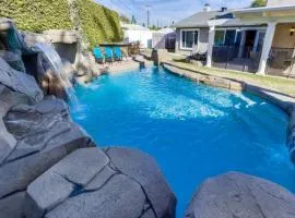 Beautiful Backyard Oasis 5 bedroom 3 Bathroom Home