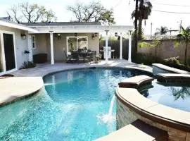 Fantastic 6 bedroom, 4 & Half bath home (4 master Suites), pool home