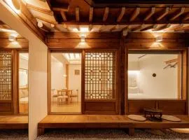 Luxury Hanok Mirror Courtyard