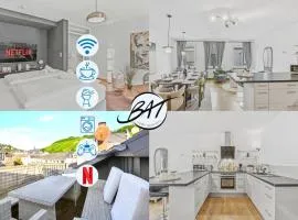 BAT Home Solutions Saarburg Altstadt - alles was ein Hotel nicht bietet - direkt am berühmten Wasserfall - 151 qm Stadthaus von 1732 für 12 Personen - Dachterrasse mit Grill & Weinbergblick - Garage & Weinkeller