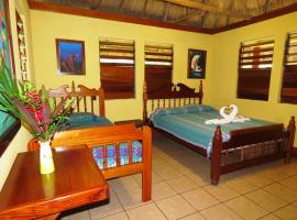 Crystal Paradise Resort, bungalow in San Ignacio