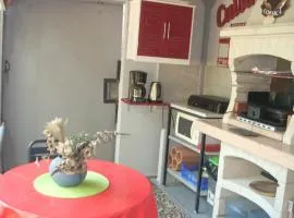 CHAMBRE INDEPENDANTE climatisée, cuisine d'été, piscine