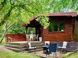 The Cabin at The Oaks، فندق في فوردنجبريدج