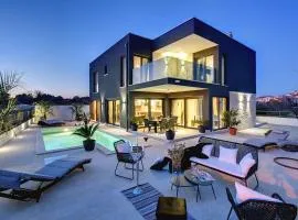 Villa Orion - Private Heated Pool, Sauna & Jacuzzi