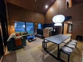 Stylish 4BR Villa for 10 - Private Jacuzzi & Sauna