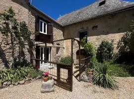 Gîte authentique avec piscine en Aveyron